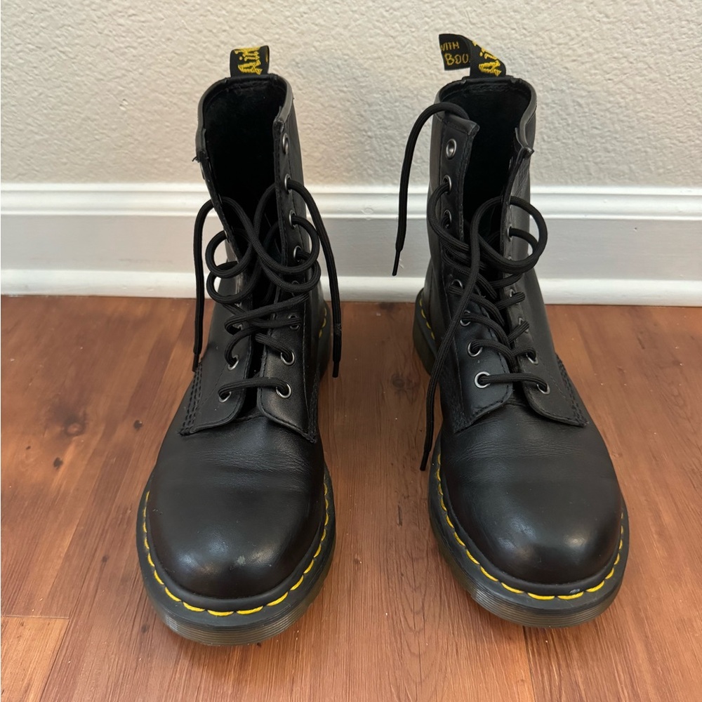 1460 Dr. Martens classic lace up boot unisex size 9 in women’s